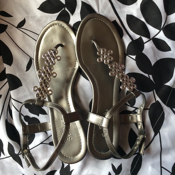 Sbicca Shoes - Silver low wedge sandal💥