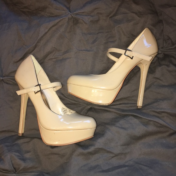 Cathy Jean Nude Pumps - Picture 1 of 3