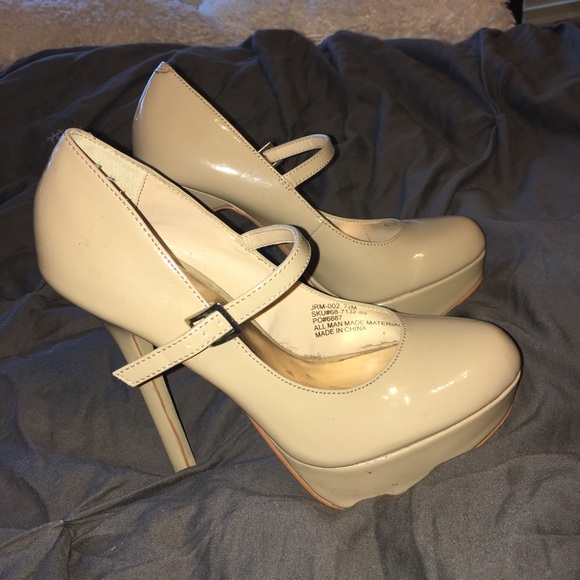 Cathy Jean Nude Pumps - Picture 2 of 3