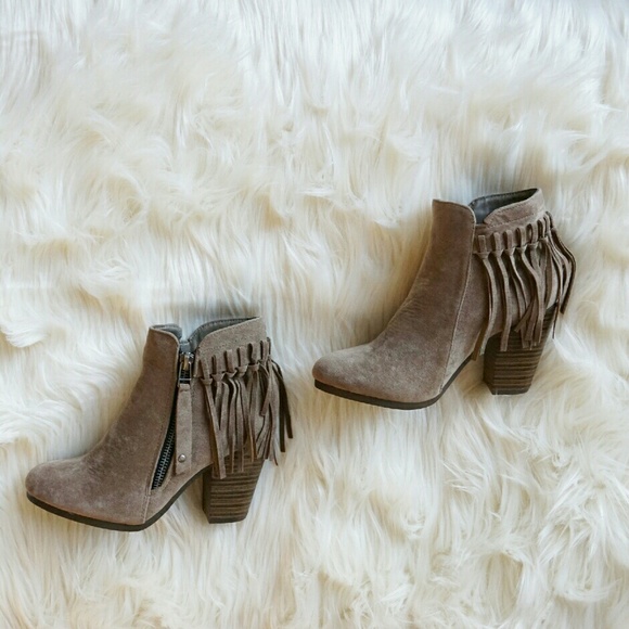 🚨CLEARANCE 🚨 Autumn Fringe bootie BEIGE - Picture 2 of 3