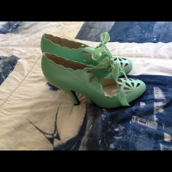 Mint cut-out scalloped Modcloth heels