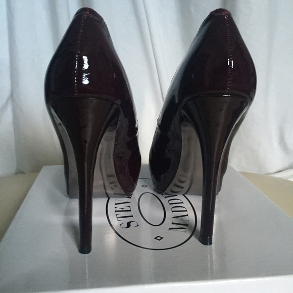 Steve Madden Rushh Pumps- Wine color
Size 8