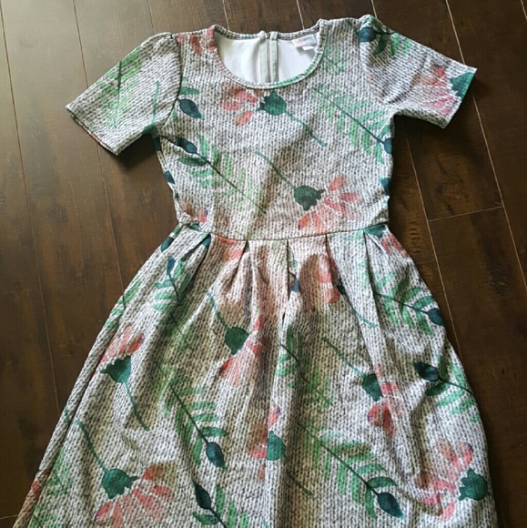 LuLaRoe Dresses & Skirts - SOLD-EUC Lularoe Amelia S