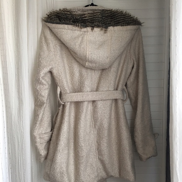 *SOLD* Off white jacket from Buckle - Picture 2 of 4