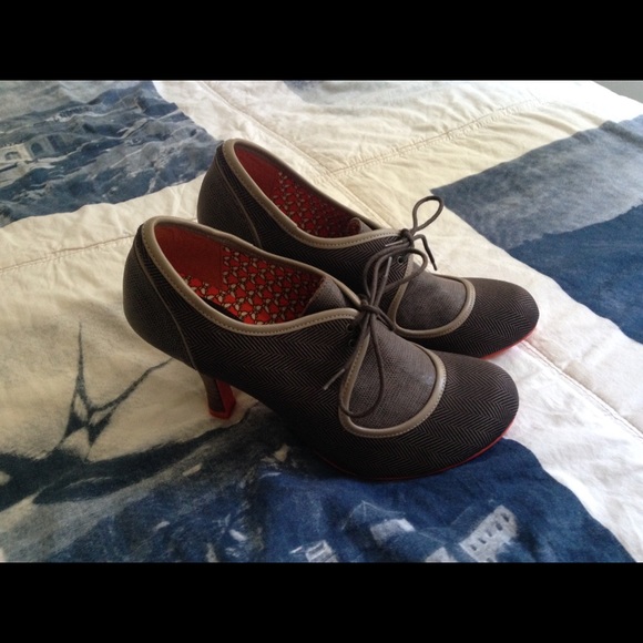 Gray/brown laced heels with coral accents
