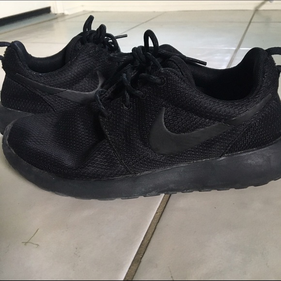 Nike Black Roshes
