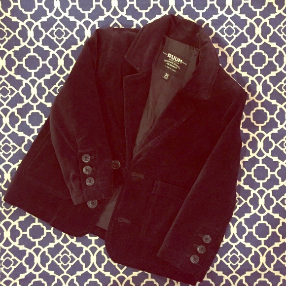 Boys size 3 EUC black velvety blazer 🤑 BUY ME 🤑