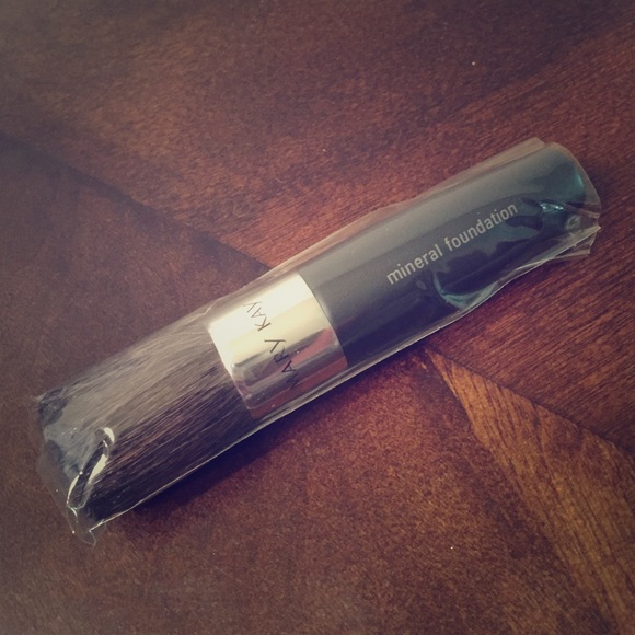 Mary Kay Mineral Powder Foundation Brush - Picture 1 of 2