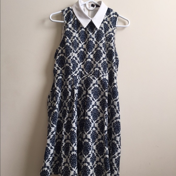 Sleeveless patterned dress with Peter Pan collar