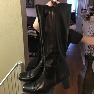 Size 8 1/2 women's zip up boots (black)