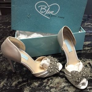 Satin w/ rhinestone bow wedding shoes