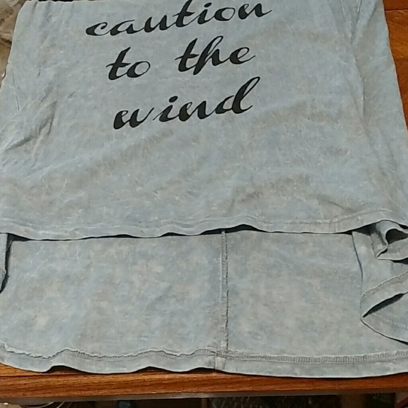 Longer in the back lace shoulder shirt - Picture 4 of 4