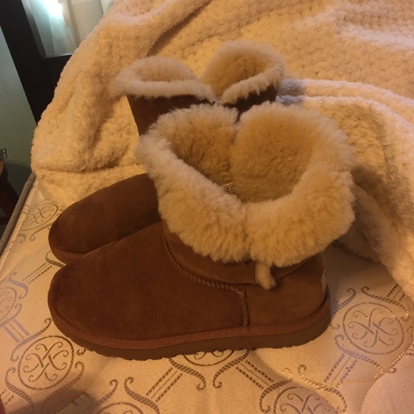 UGGS size 9 (6 in kids)
