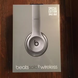 Beats solo2 wireless headphones. Color: space gray