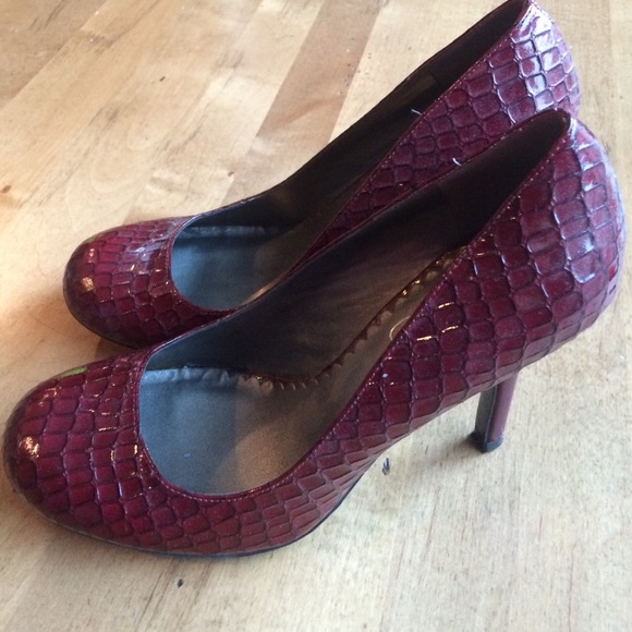Jessica Simpson Maroon Pumps