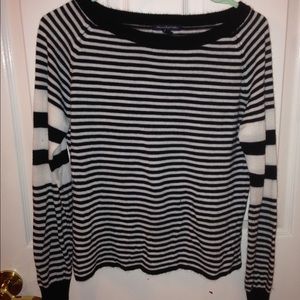 BLACK AND WHITE AMERICAN EAGLE SWEATER