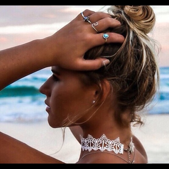 🆕White lace and velvet choker