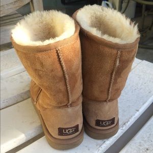chestnut UGG boots(INCLUDES UGG BOOT CLEANING KIT)