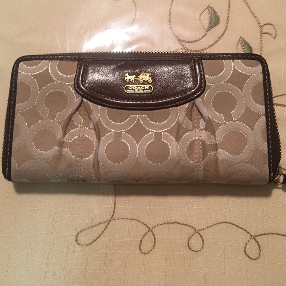 Coach Handbags - 🎉🎉 SALE🎉🎉 Coach tri-fold wallet