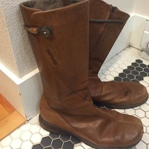 Brown leather Teva Boots