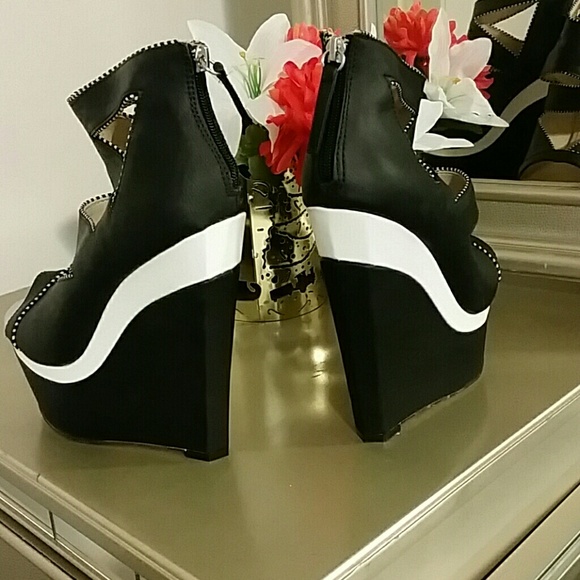 Shoes - Picture 3 of 4