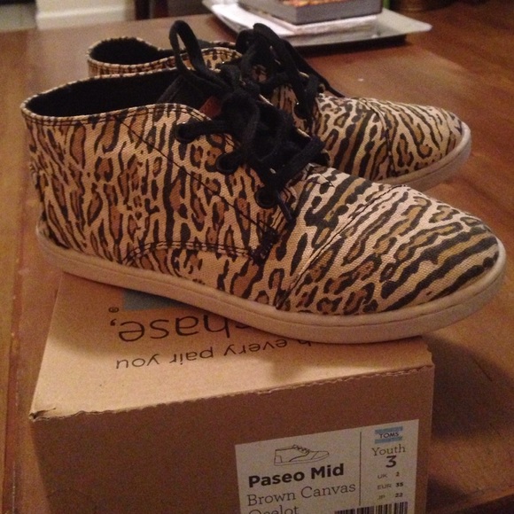 Toms youth leopard paseo mids