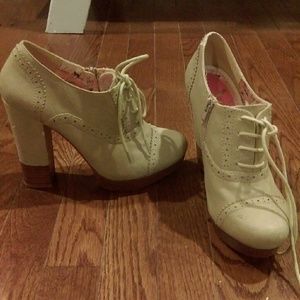 NWOT Beige lace up heels