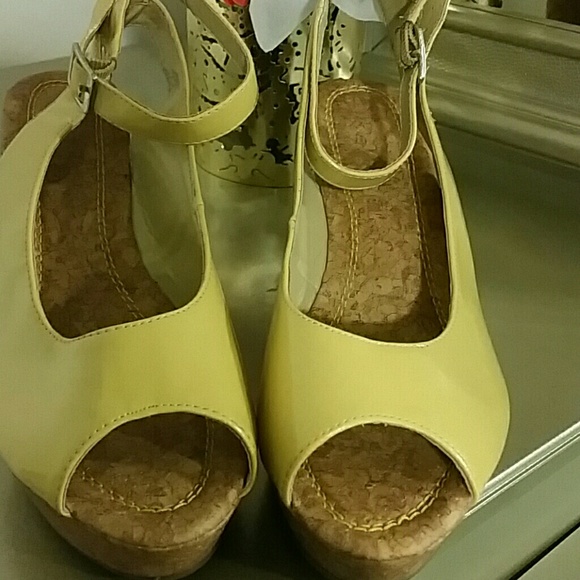 Yellow Avon wedges - Picture 3 of 3