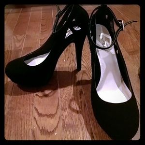 NWOT Black cutout ankle strap platform pumps