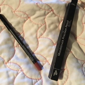 Younique Lip Liner "pouty"