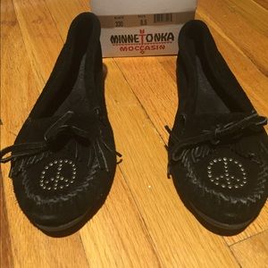 Minnetonka Kilty moccasins with peace sign