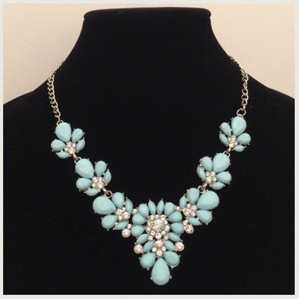 New! Statement Necklace - Picture 3 of 3