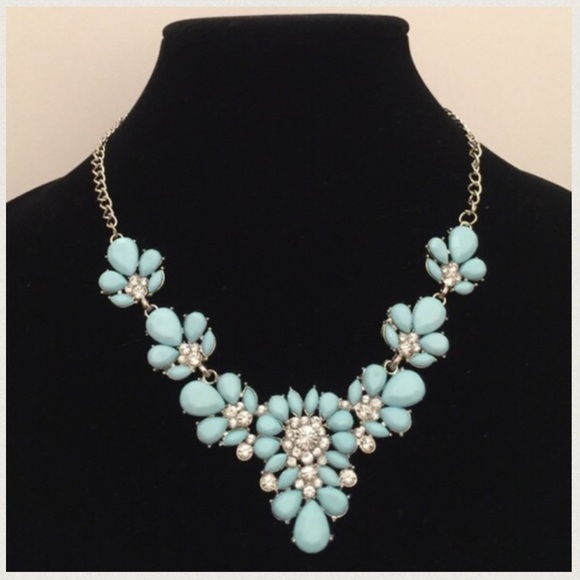 New! Statement Necklace - Picture 3 of 3