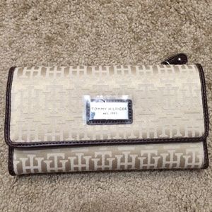 💥Tonight Only💥 TOMMY front flap wallet/clutch 👛