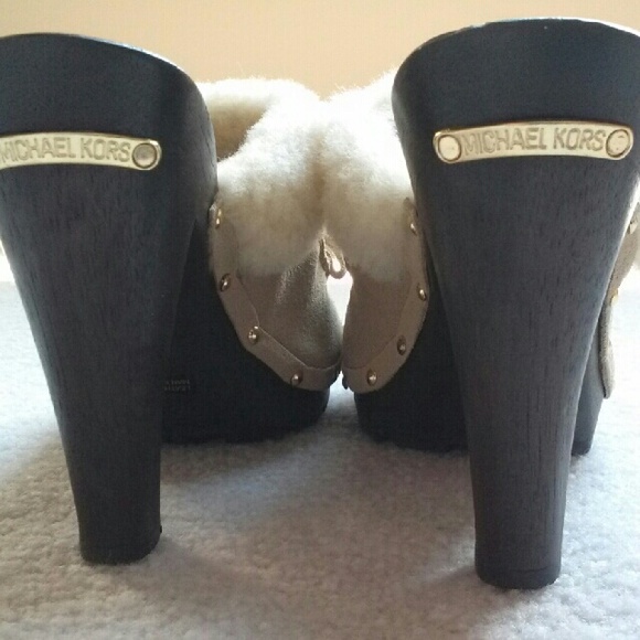 NEW MICHAEL KORS BEIGE SUEDE MULES SIZE 8