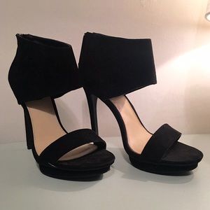 SOLD Like New 7.5 Blk Suede Platform Pumps