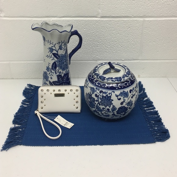 White New York & Co Wristlet