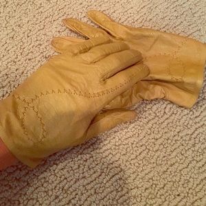 Super vintage soft leather gloves.