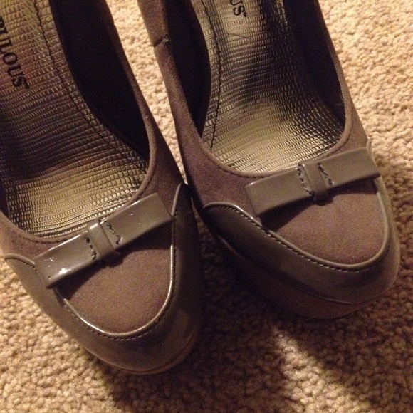 👠Nude Grey Suede Bow Heels👠 - Picture 2 of 4