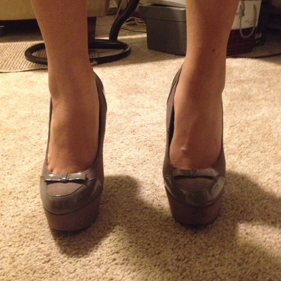 👠Nude Grey Suede Bow Heels👠 - Picture 3 of 4