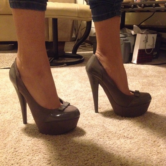 👠Nude Grey Suede Bow Heels👠 - Picture 4 of 4