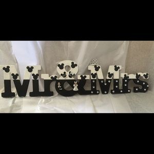 Mr. And Mrs. Minnie and Mickey sign