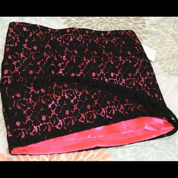 Cute hot pink and black Wet Seal skirt. Small. NWT - Picture 2 of 3