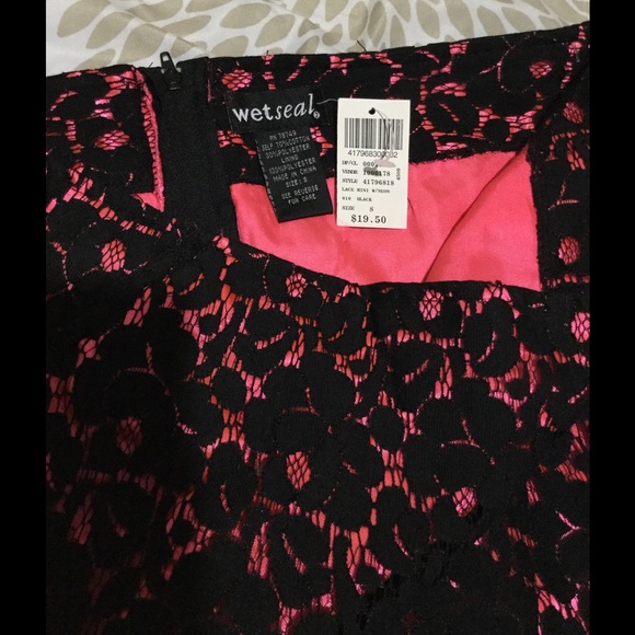 Cute hot pink and black Wet Seal skirt. Small. NWT - Picture 3 of 3