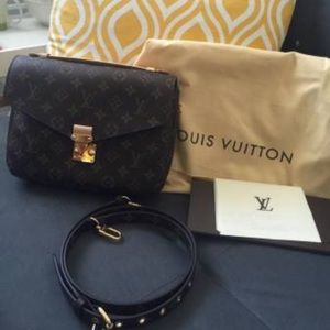 Monogram canvas Louis Vuitton pochette metis