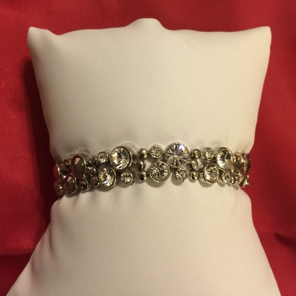 Unique bracelet with middle Rhinestone