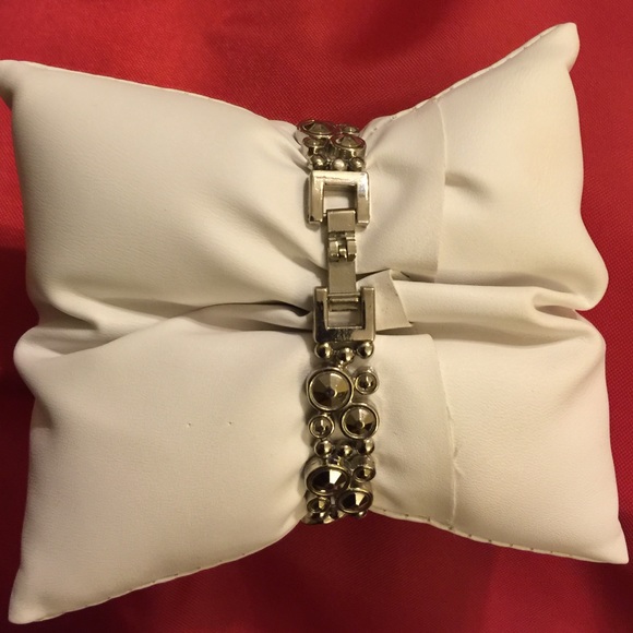 Unique bracelet with middle Rhinestone - Picture 3 of 4