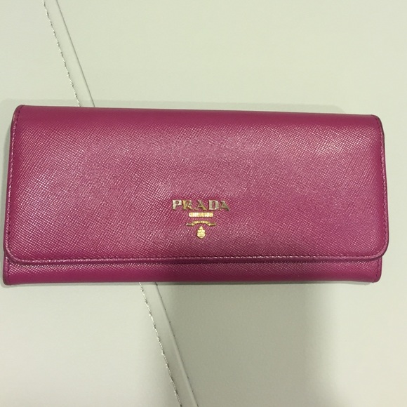 Prada saffiano wallet