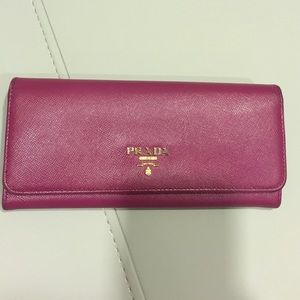 Prada saffiano wallet