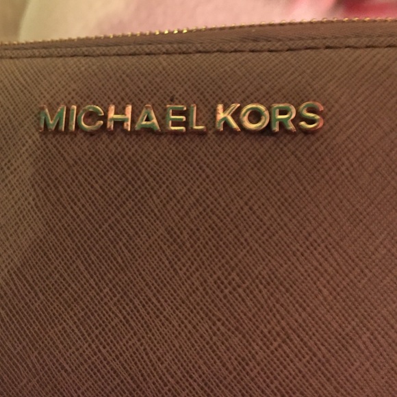 MICHAEL KORS WALLET REAL!!! Need to sell soon!